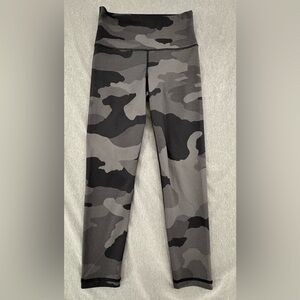 Aerie Chill Play Move Black Gray Camo Print  Leggings Size M Short Mid Rise